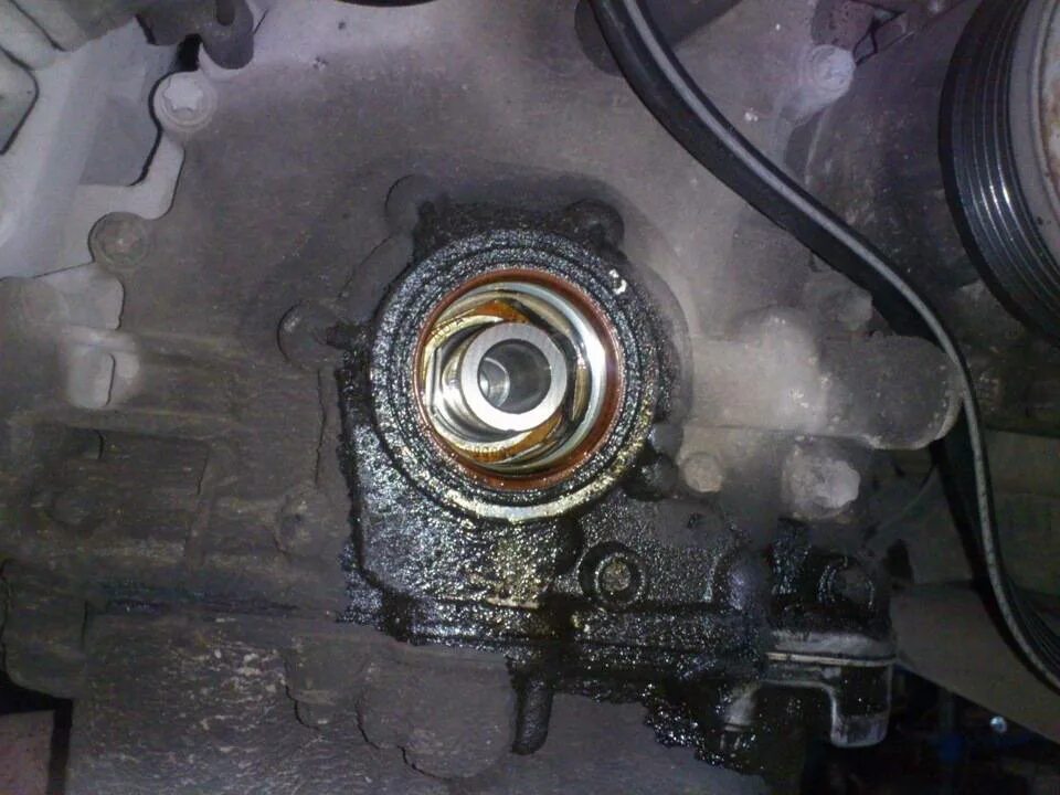 Сальник коленвала тойота королла e150. Течь масла через сальник. Сальник коленчатого вала td27. Nissan almera сальник коленвала. Потёк сальник коленвала volvo 850.