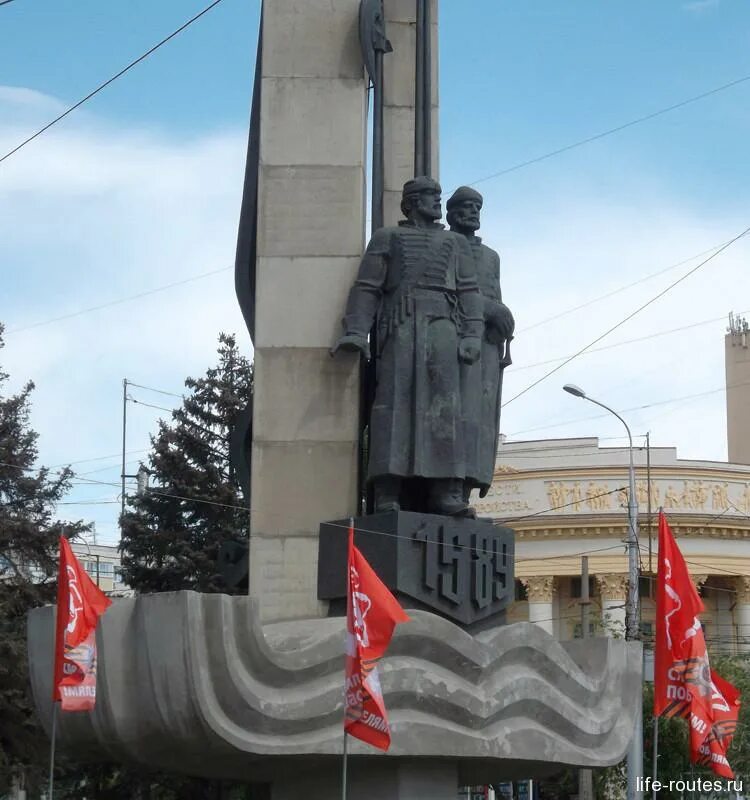 Памятники царицына. Памятник основателям Царицына-Волгограда. Памятник отцам основателям Волгоград. Памятник основателям Царицына. Памятник стрельцам в Волгограде.