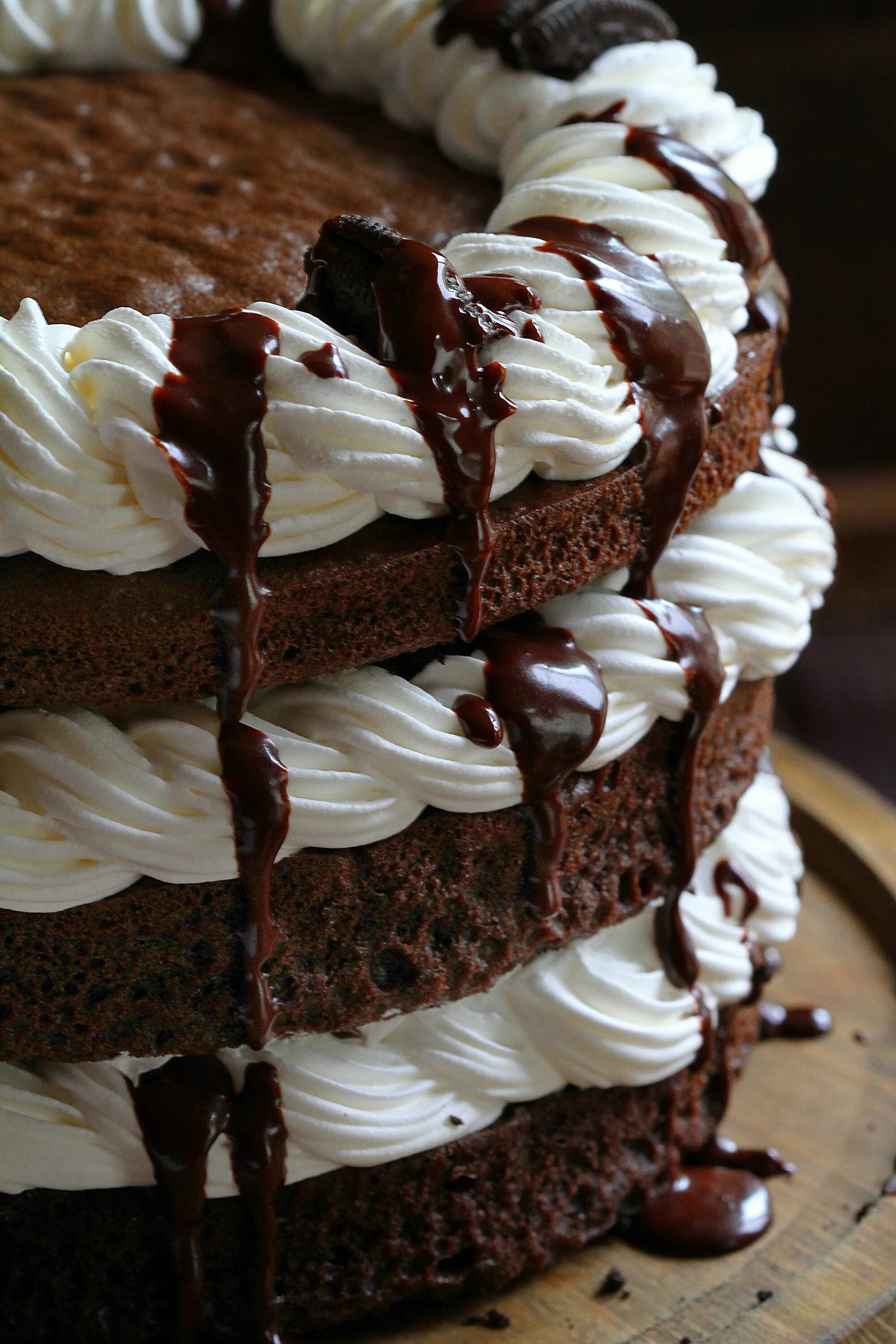 Сливки с шоколадом. Украшение торта взбитыми сливками. Украсить торт взбитыми сливками. Украшение шоколадного торта. Шоколадно сливочный торт.