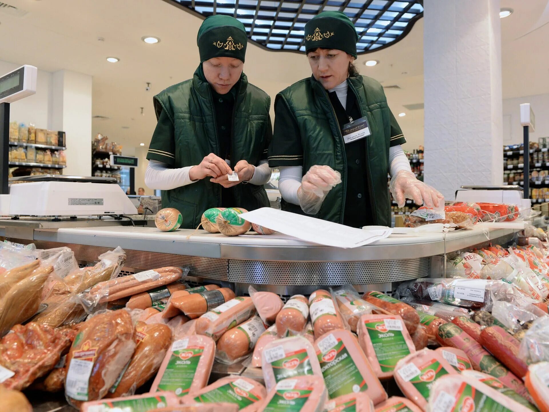 Халяльная москва. Бахетле халяль. халяльные продукты магазин. халяльная продукция в магазине. мясная продукция халяль.