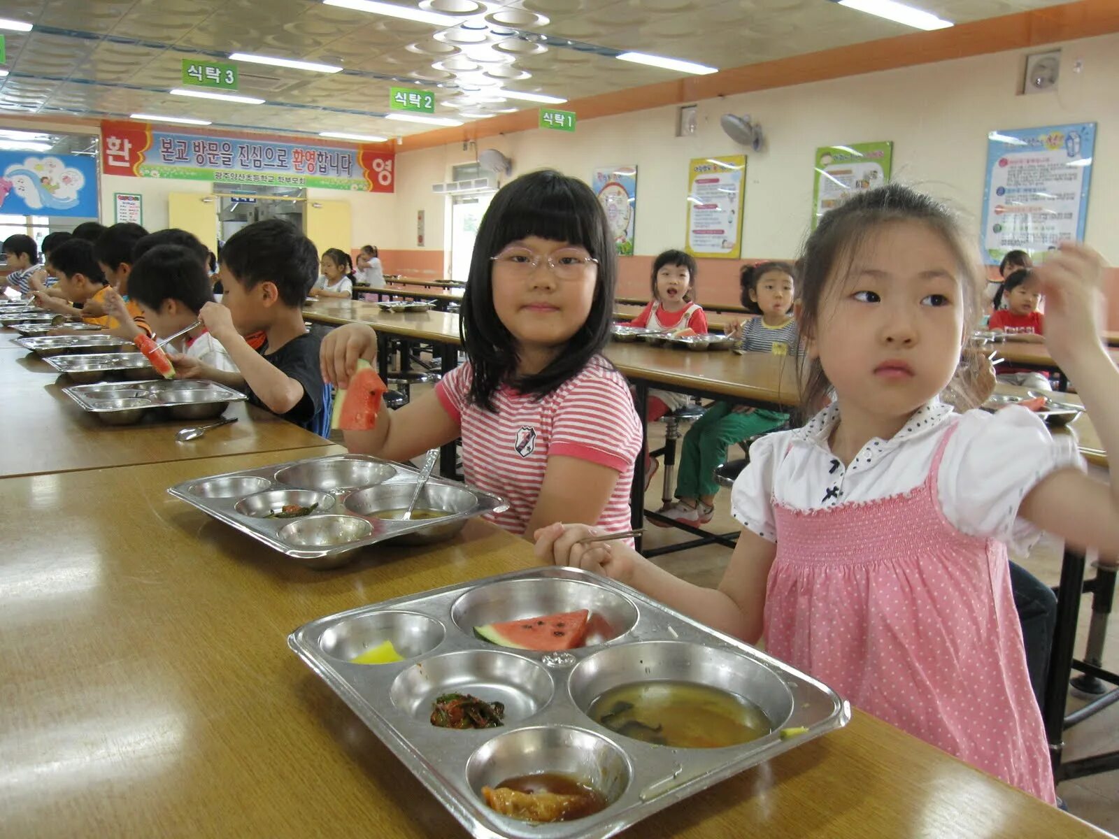 Most school перевод. Начальная школа в Корее. Korean Elementary School. Elementary School in Korea. Korean Elementary School student.