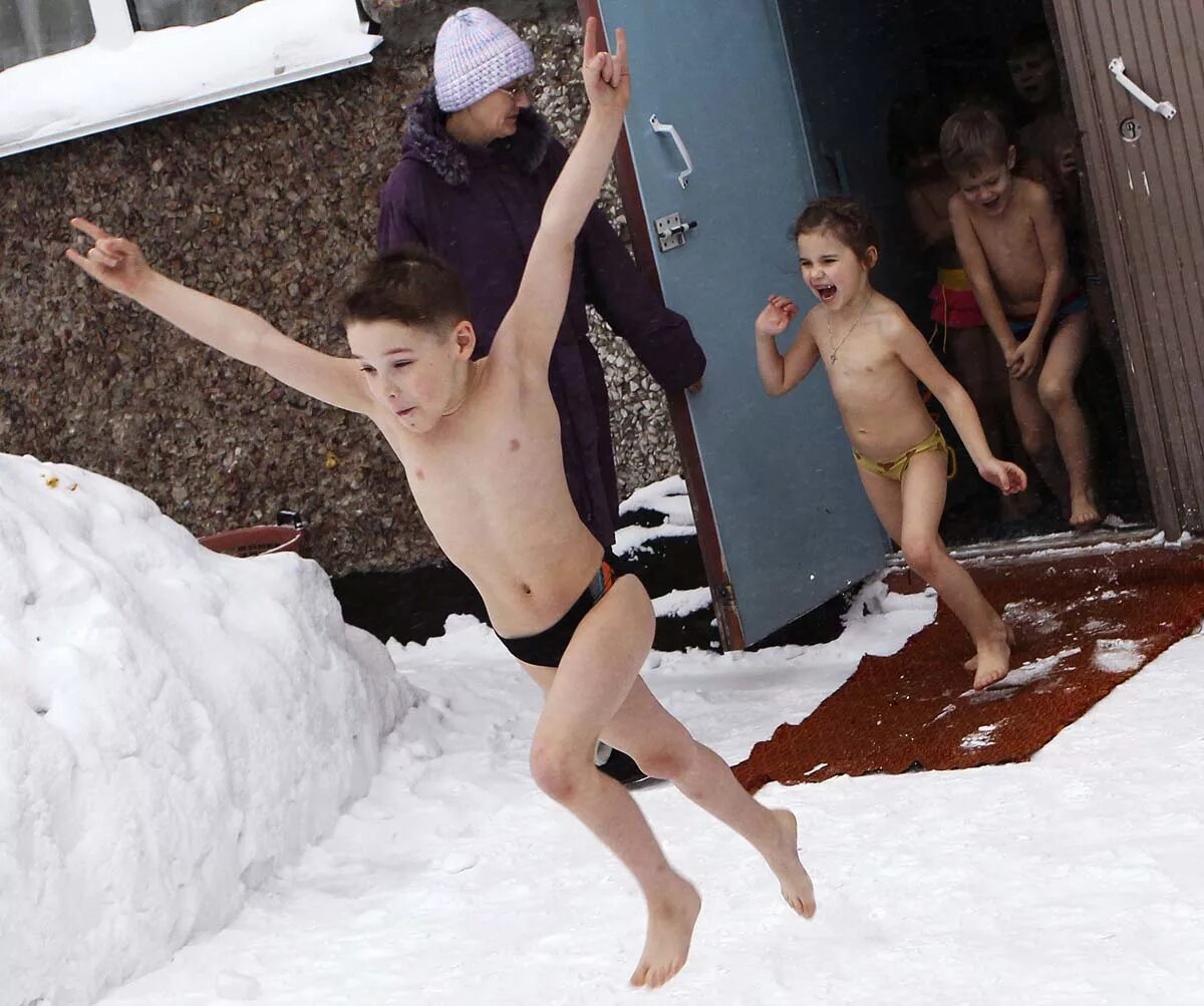 Голожопые мальчишки. Купание в снегу дети. Мальчишки купаются в снегу. Закаливание снегом. Обтирание снегом