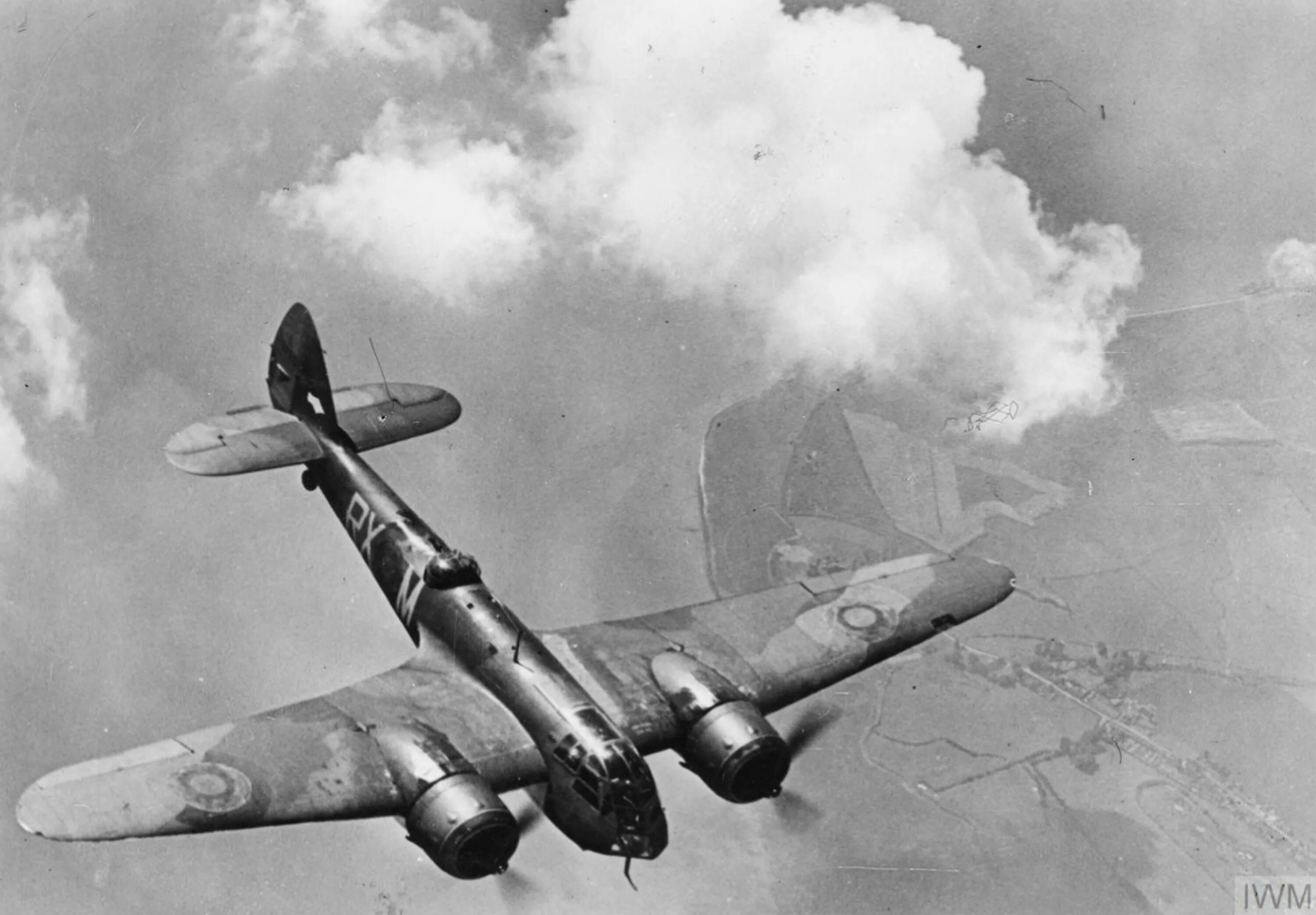 Битва за британию 1940. Битва за британию 1941. немецкий самолет над англией. оборона великобритании 1940. бленхейм бомбардировщик с бело чёрными полосами.
