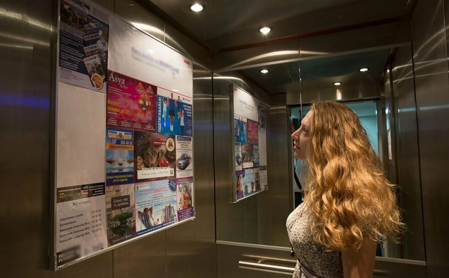 Реклама на стендах в лифтах. Рекламные наклейки в лифт. Реклама в лифтах. Рекламный экран в лифте. Креативная реклама в лифте.