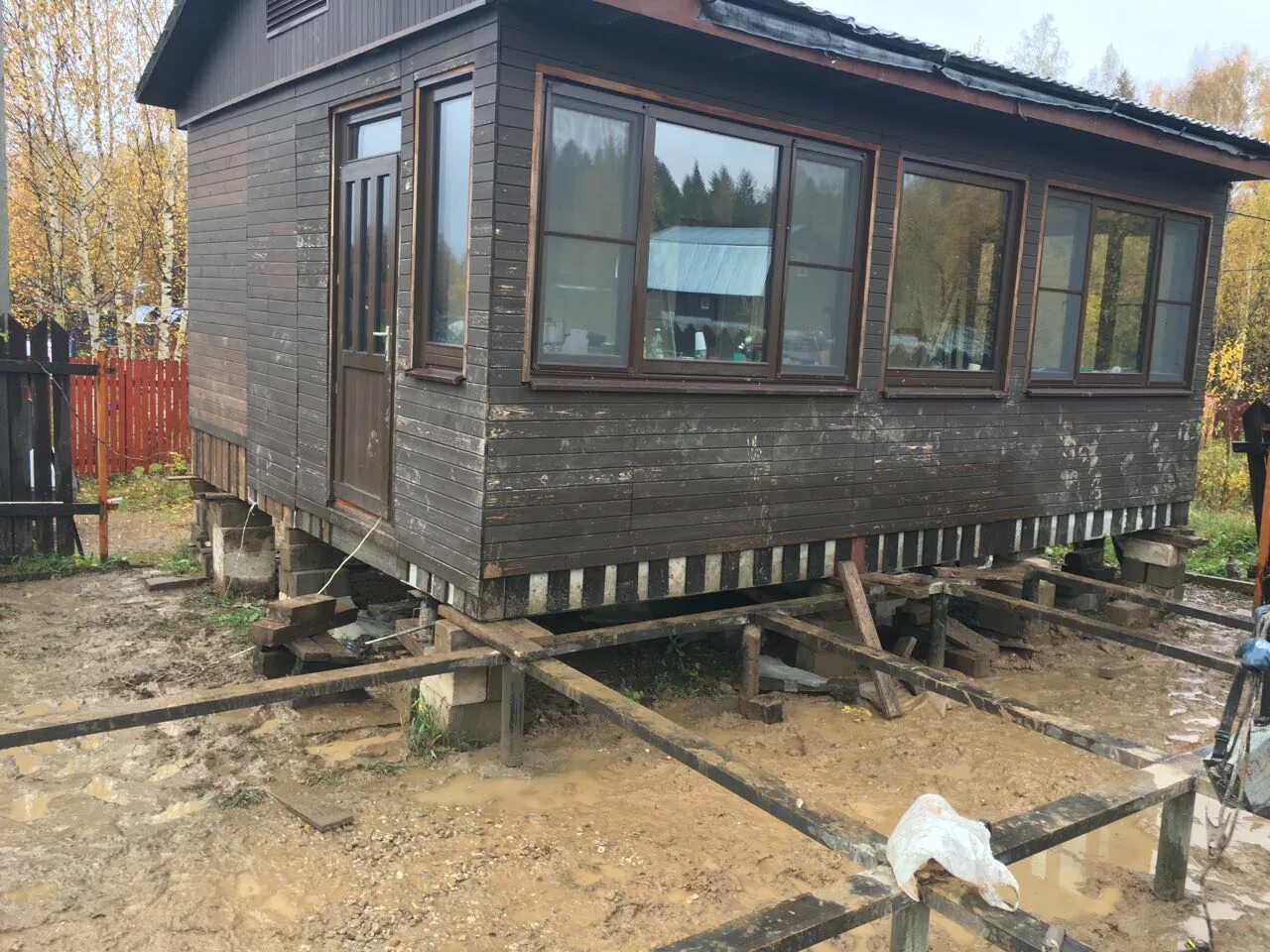 передвинуть деревянный дом. перенести дом. передвинуть бытовку на другое место. перенести дом на участке. передвинуть дом на даче.