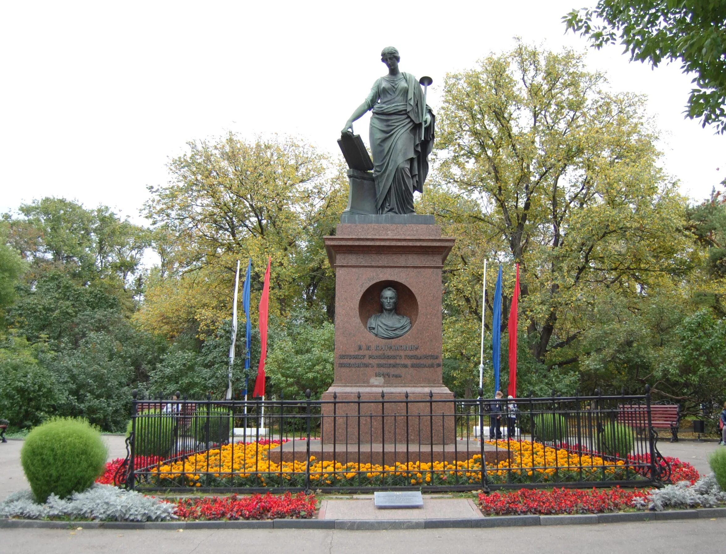 Памятник н. м. Карамзину. Сквер Карамзина в Ульяновске. Памятник Карамзину в Ульяновске. Памятники ульяновска писателей