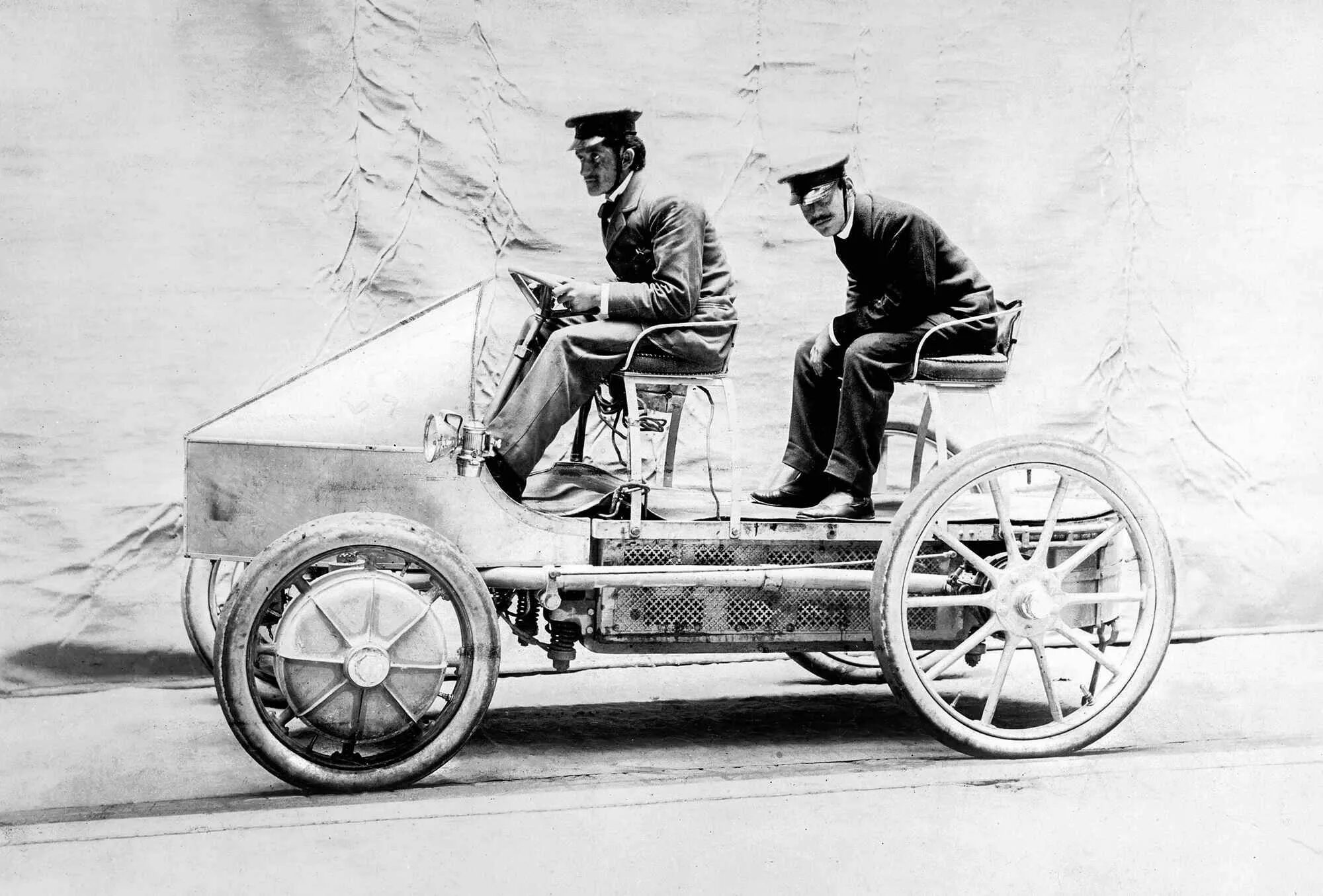 Первый автомобиль на бензине. Lohner-Porsche гибридный автомобиль. Первый автомобиль Порше 1900 г. Лохнер Порше.