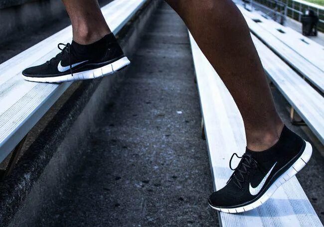Кроссовки nike air max 2020. Nike на ногах. Кроссовки для девушек. Найк аир монарх 4. Nike air presto 2019.