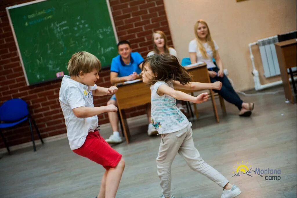 танец рисунок для детей. великобританский танец моррис. танцующие люди для детей. хобби танцы. хобби на английском языке танцы.