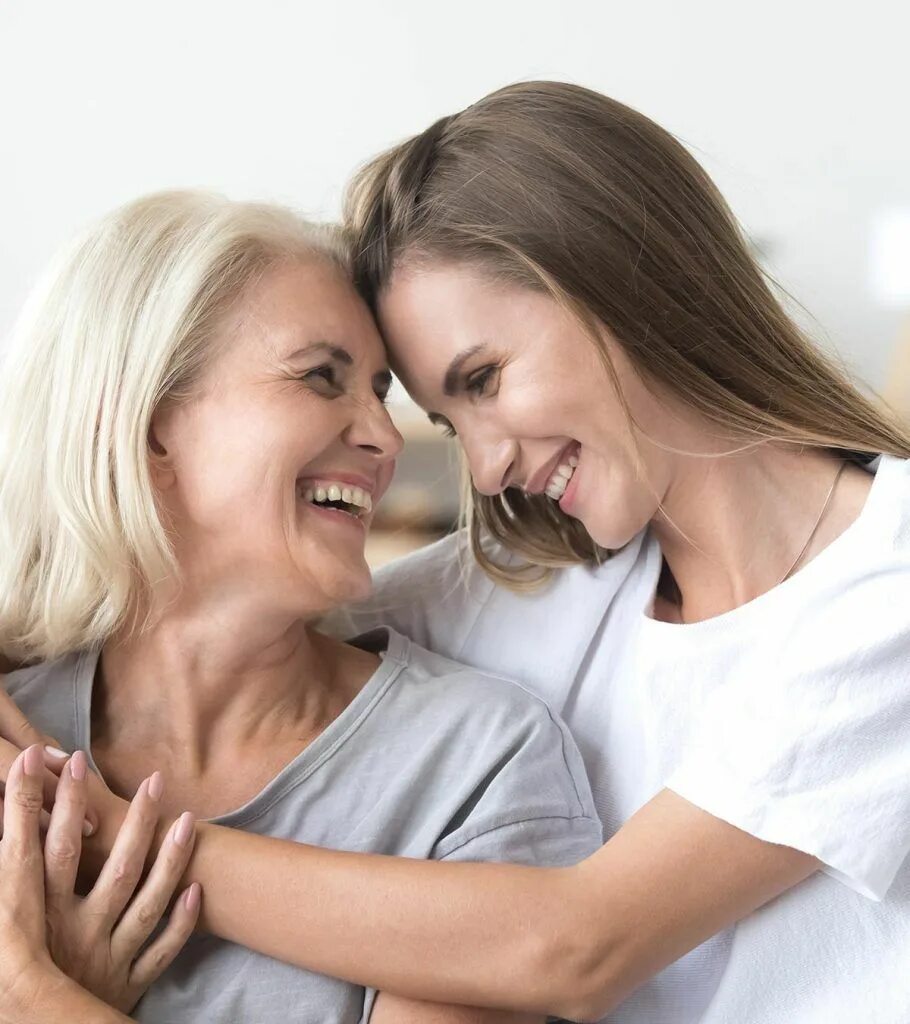 Mommy and daughter. Отношения с мамой. Мать и взрослая дочь. Хорошие взаимоотношения с мамой. Пожилая мать и дочь.