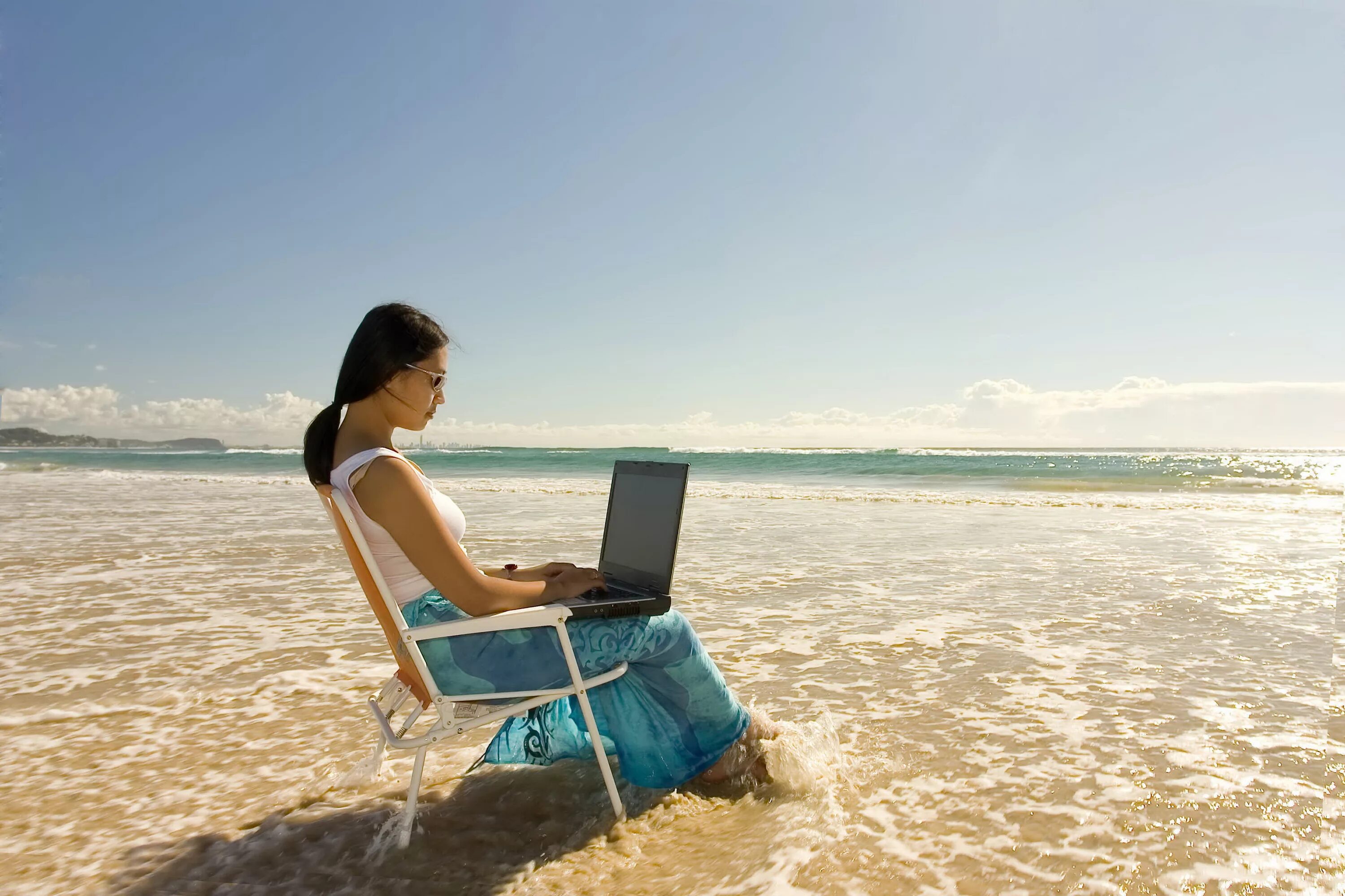 Удаленная работа реально ли. Человек с ноутбуком на море. Девушка с ноутбуком на море. С ноутбуком на пляже. Ноутбук на берегу моря.