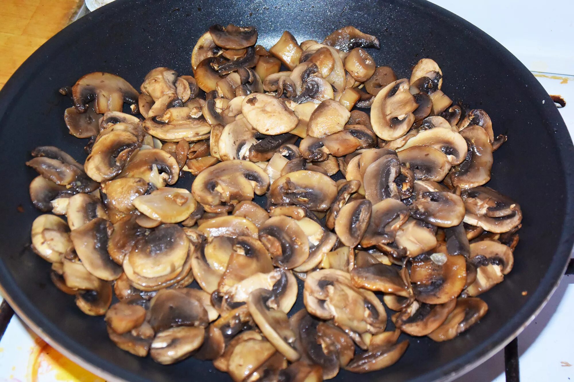Грибы жареные с луком. Жарен грибы. Белые грибы жареные. Жареные грибы на сковороде. Жареные шампиньоны с луком.