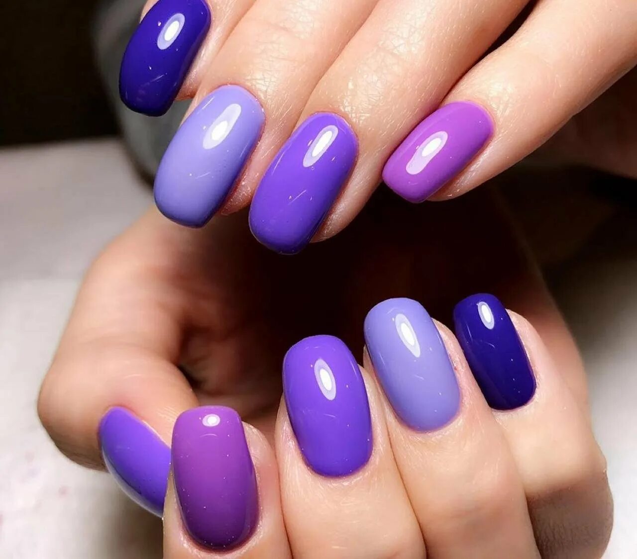 Фиолетовый маникюр. Ярко фиолетовый маникюр. Фиолетовые ногти. Сиреневые ногти. Какой цвет маникюра в марте