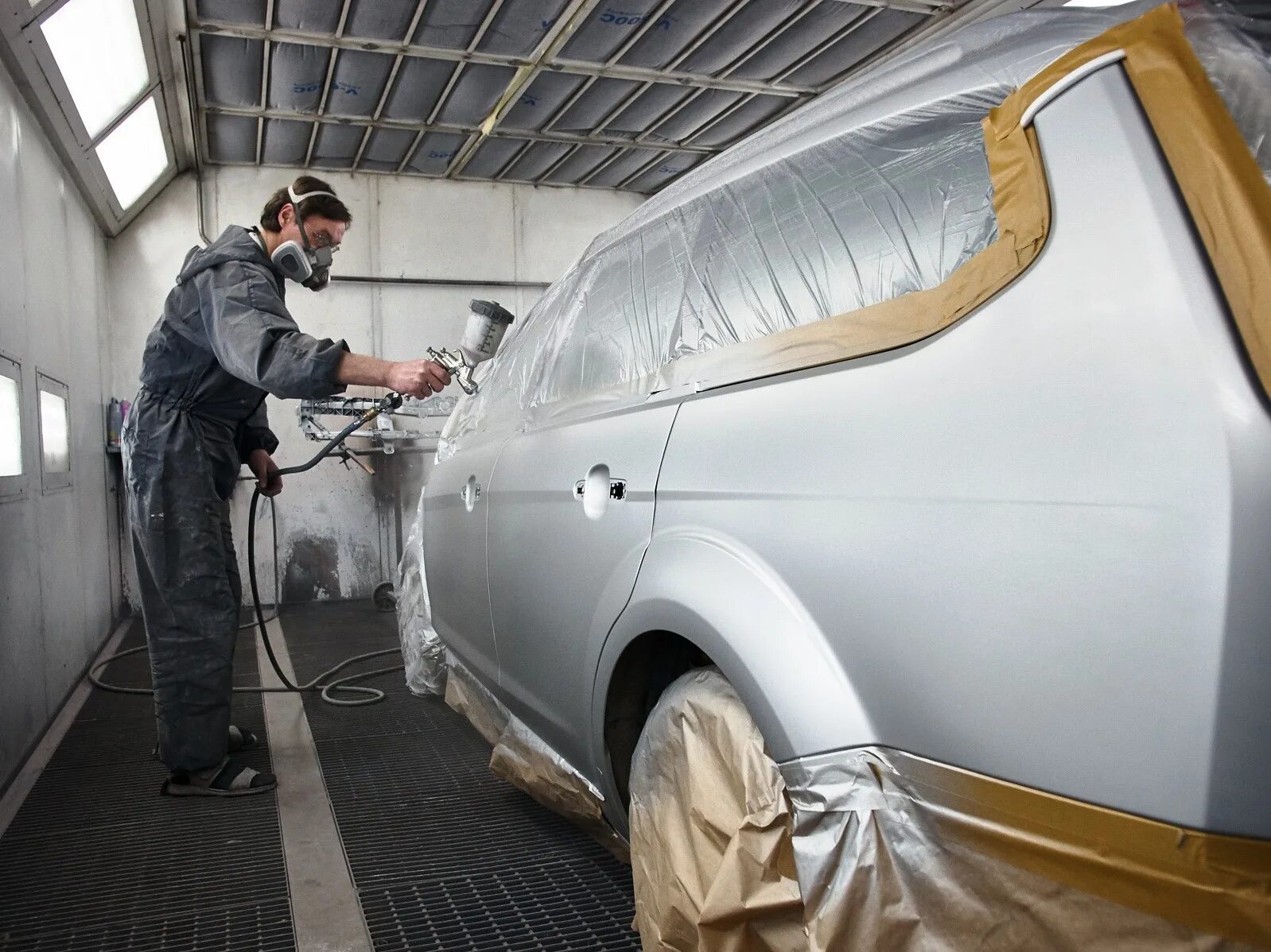 Автопокраска автомобиля. Грунтовка авто. Грунтовка кузова автомобиля. Нанесение грунта на кузов автомобиля. Ремонтная окраска автомобиля.