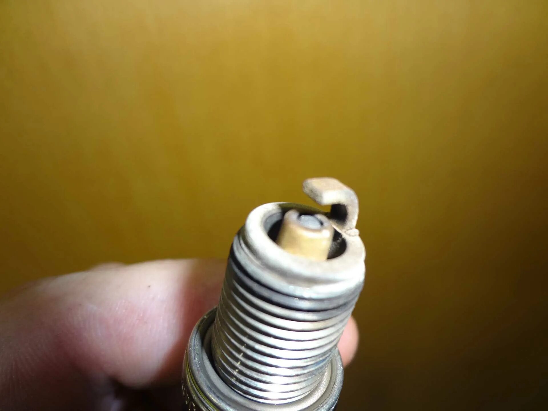 Диаметр центрального электрода свечей. Зазор иридиевых свечей ngk зажигания иридиевые. Свечи зажигания иридиевые денсо свечной зазор. Свеча зажигания которую пора менять. Свечи зажигания в двигателе.