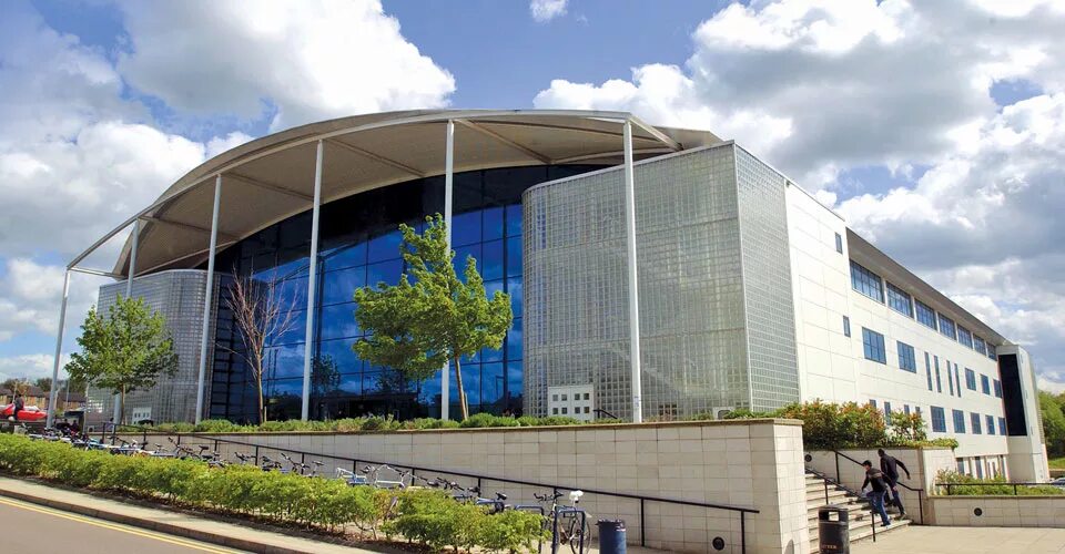 University of hertfordshire. Хартфордшире институт ит. Кампус университет хартфордшир. Университет хердфордшир. Универсальный университет (university of hertfordshire).
