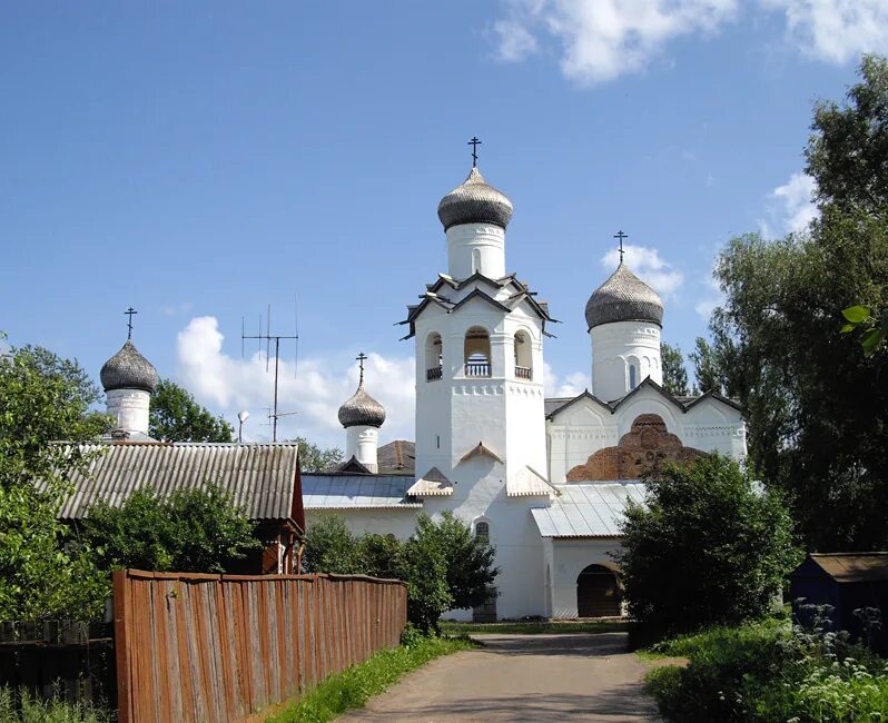 Барахолка новгородская область. Спасо-Преображенский монастырь в старой Руссе. Храм Спаса Преображения 1198 Старая Русса.. Старая Русса Спасо-Преображенский монастырь фото. Кладбище Старо-Преображенского монастыря в старой Руссе..