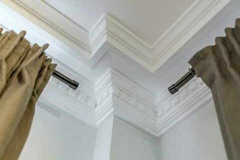 Ровный потолочного плинтуса