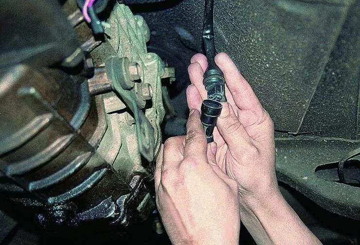 Как поменять датчик спидометра. Датчик спидометра на волгу 3110. датчик спидометра на коробке газ 3110. датчик спидометра газ 3110. датчик скорости спидометра газ-3110.