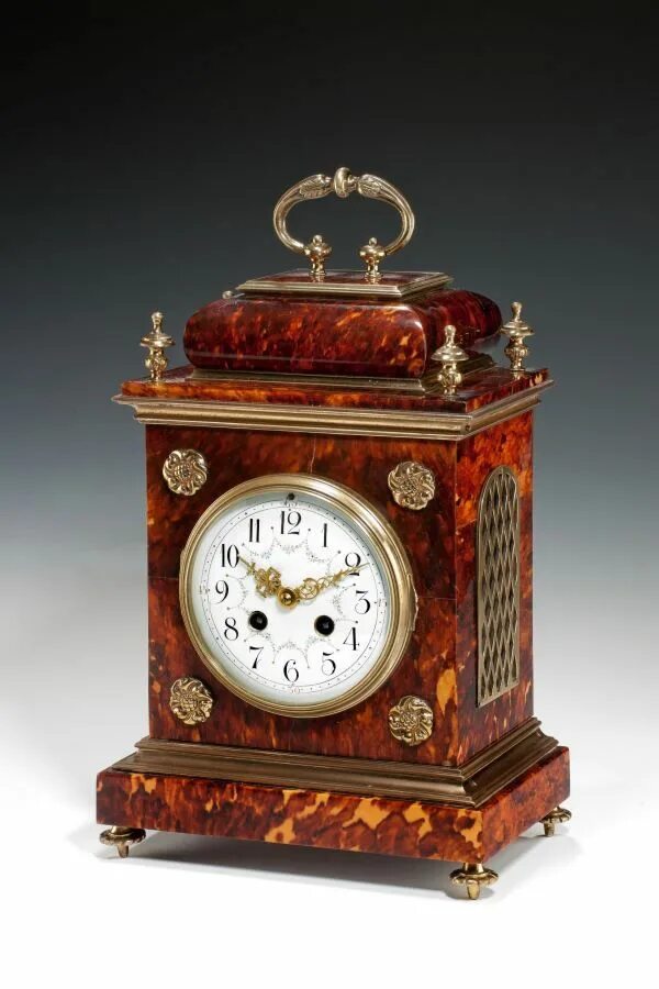 Часы старые настольные. Каретные часы 19 века. Антикварные часы. Антикварные настольные часы. Часы старинные Антикварные.