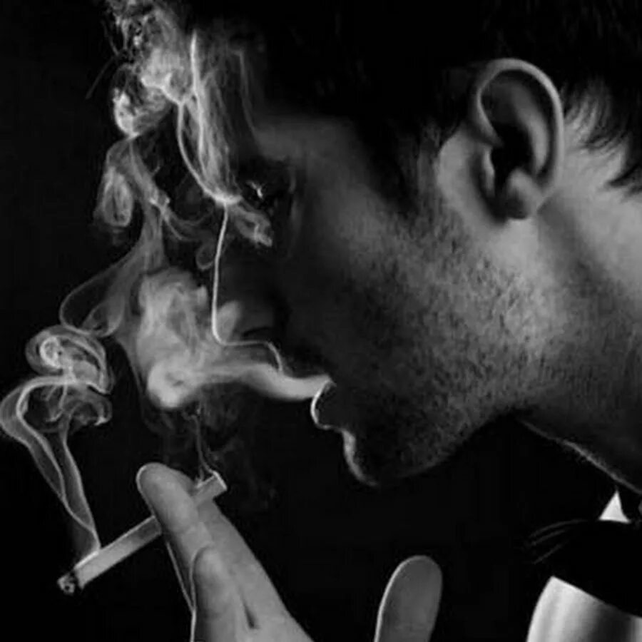 Парень и девушка с сигаретой. Мужчина курит. Курение дым. Курящая женщина. Курящие парень и девушка.