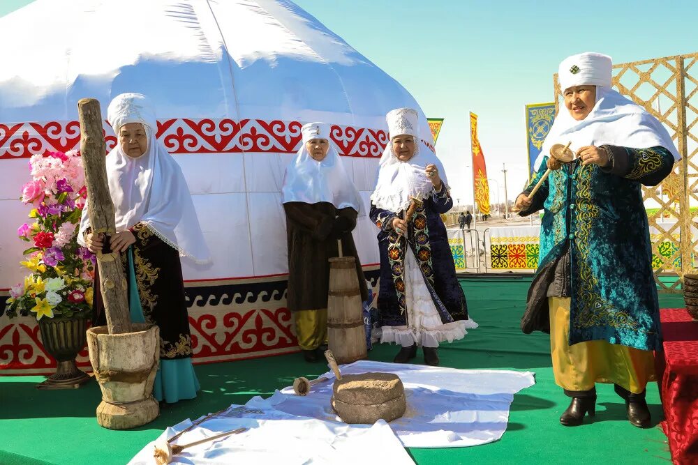 Наурыз в 2025 году какого числа. Праздник наурыз в казахстане. с праздником наурыз. корису айт. наурыз юрты праздник.