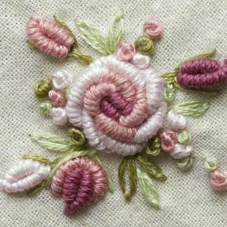 Техника вышивки цветов. Французское Бродери вышивка рококо. Французский шов рококо. Вышивание розочки рококо. Вышивка узелками рококо.