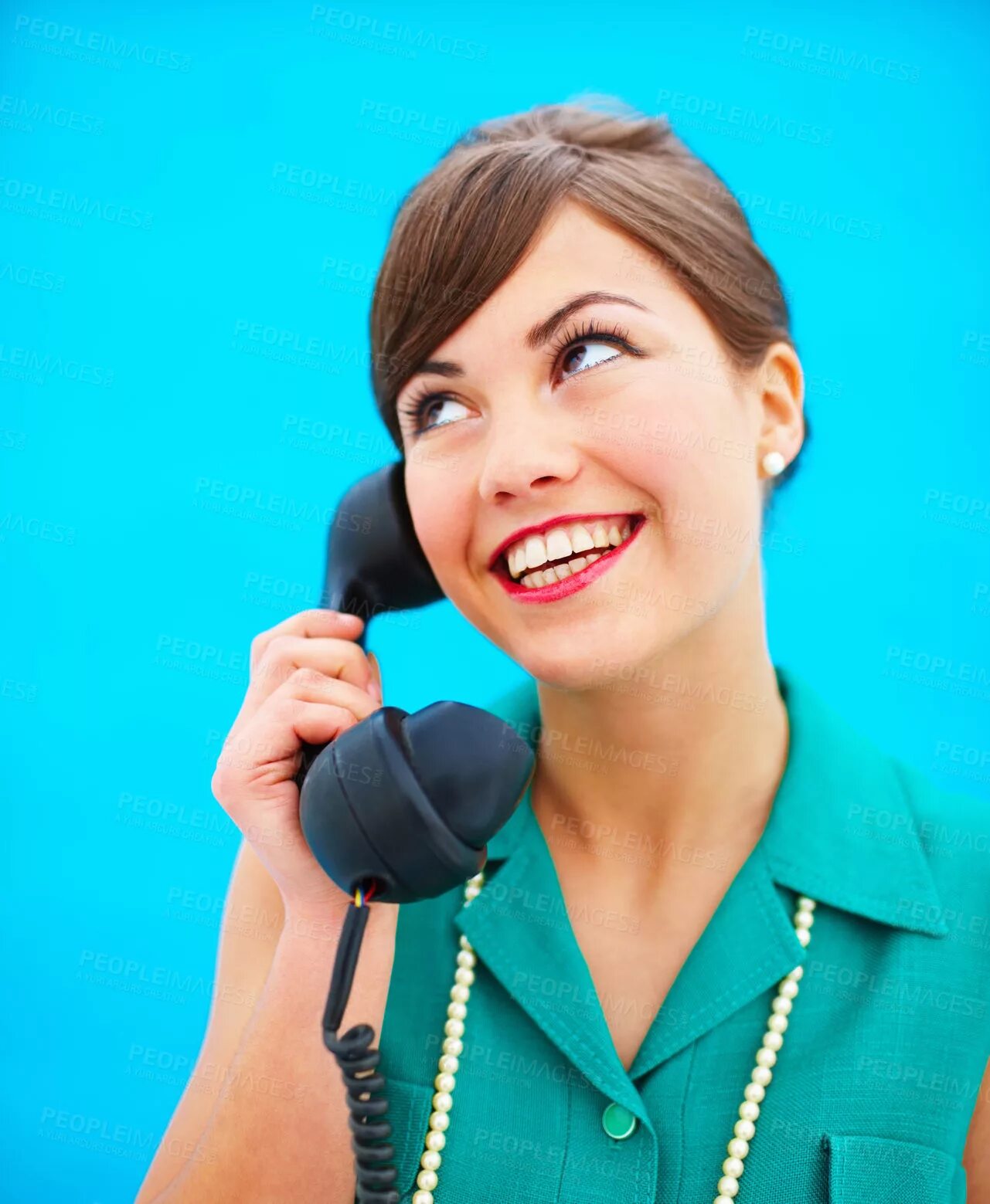 разговор по мобильному. брюнетка с телефонным аппаратом. девушка с трубкой телефона. улыбка в телефонном разговоре красивая девушка. женщина рассказывает.