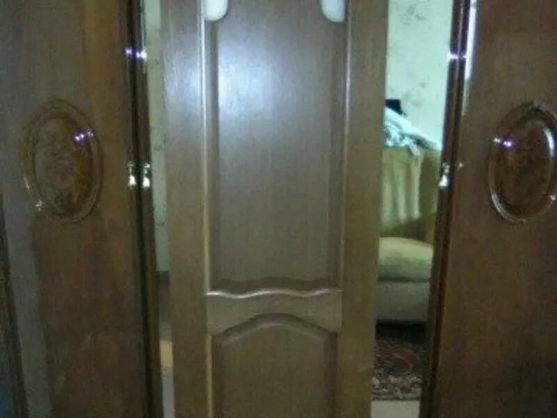 Двери в новостройках. Входная дверь в новостройке. Дверь входная металлическая от застройщика. Авито татарстан дверь. Пластиковая дверь с коробкой.