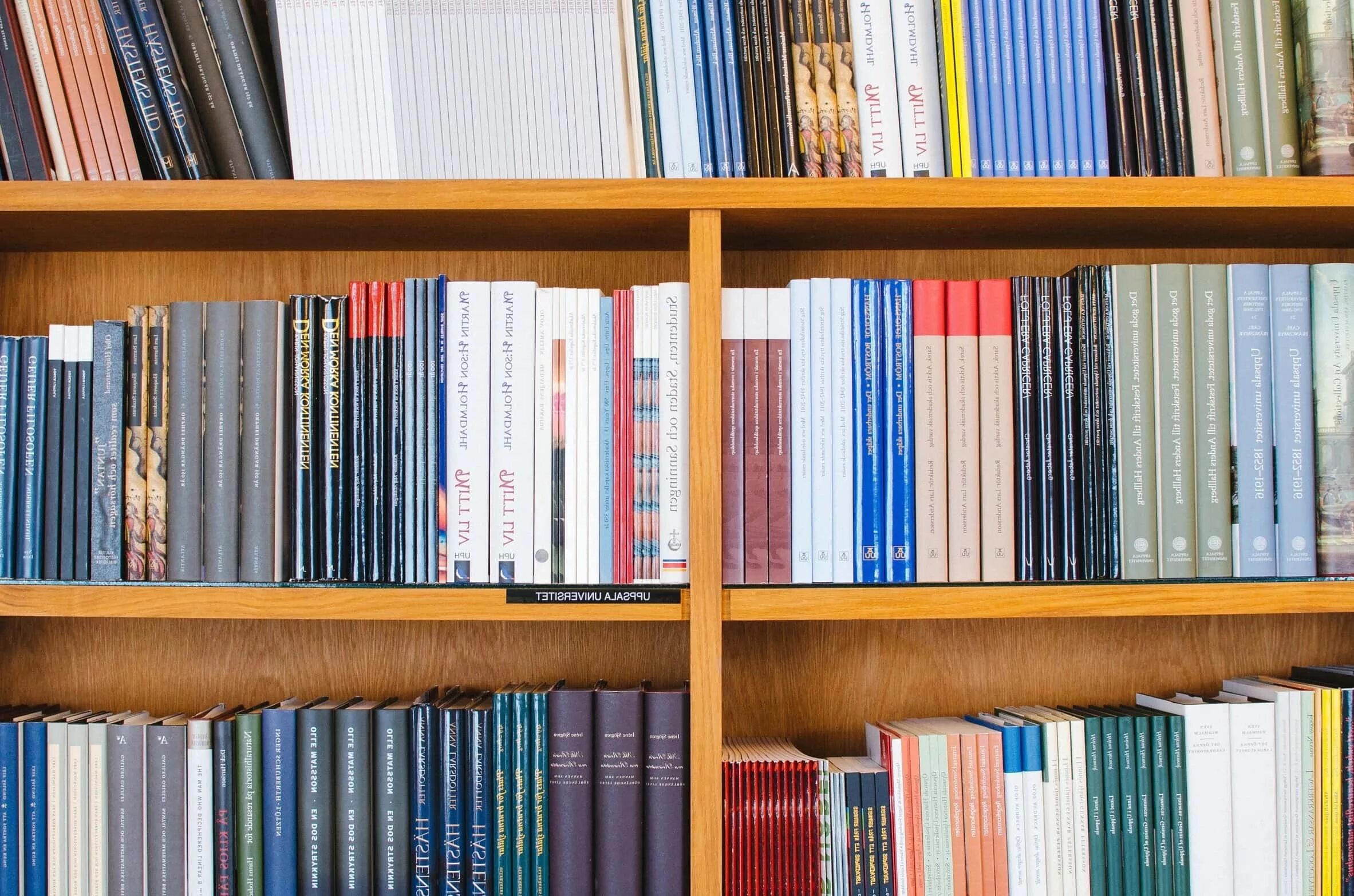 На книжной полке стоят книги. Полка для книг. стеллаж для книг. книги на полке. библиотечные стеллажи для книг.