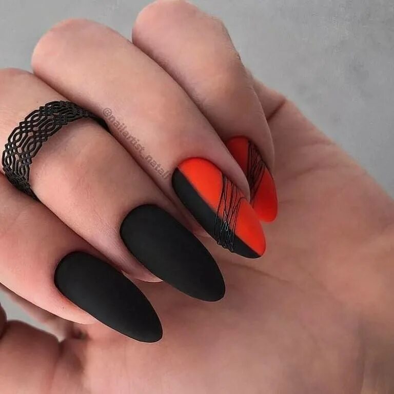 Маникюр красный с черным. Красные ногти миндаль. Ногти 2023 красно черные. Ногти красные с черным. Ногти красные с черным.