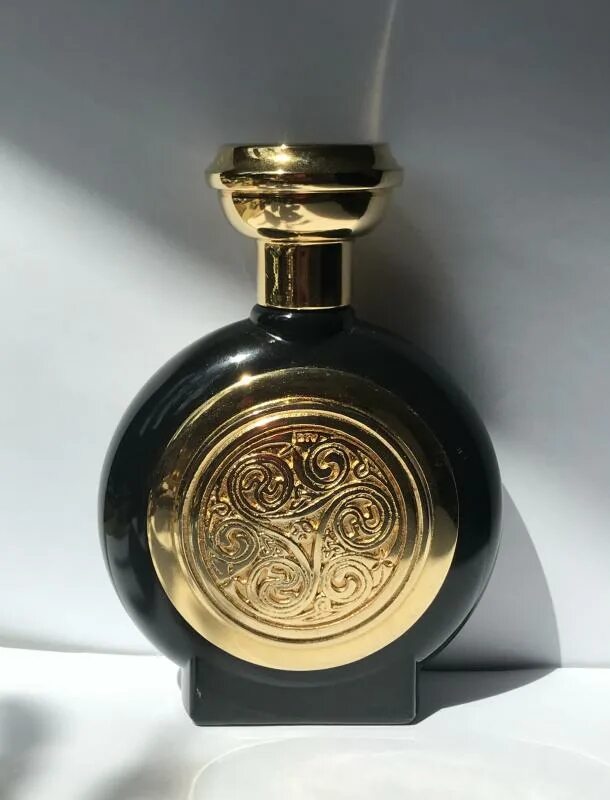Oud jaune intense fragrance du bois. Oud jaune intense fragrance du bois