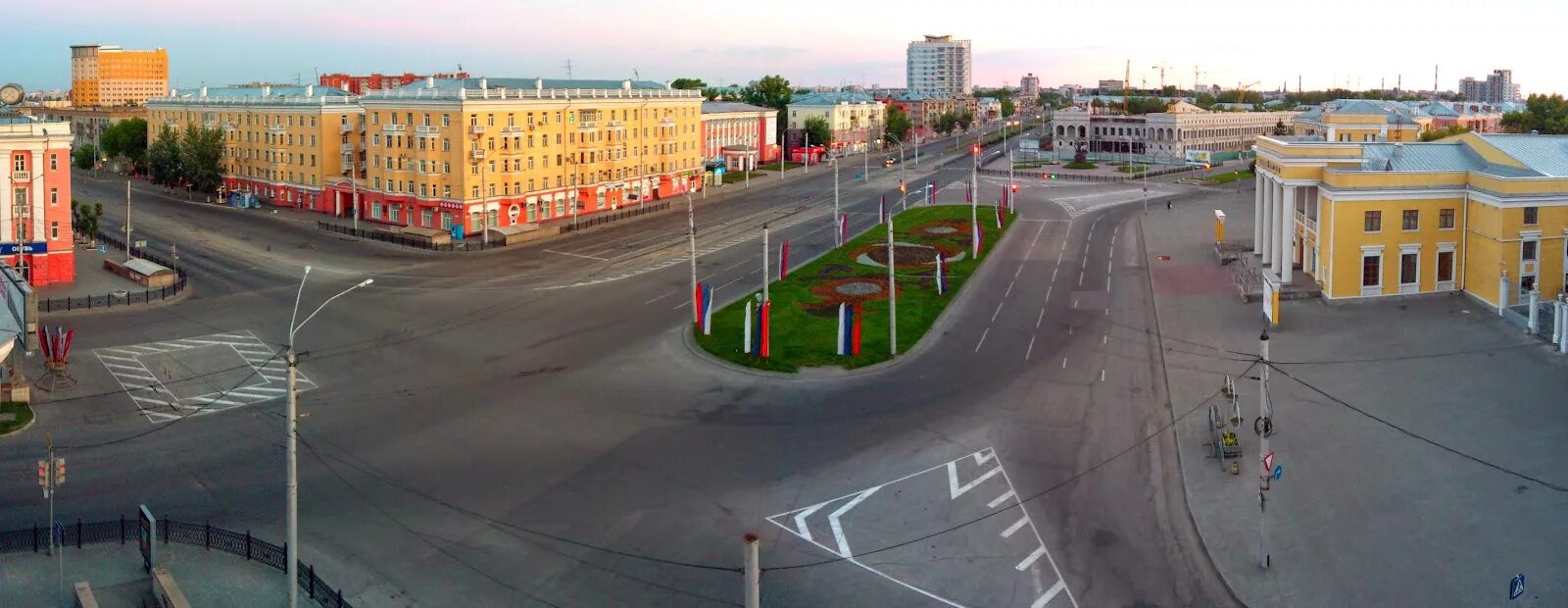 Площадь октября барнаул. Барнаул Октябрьская площадь. Город Барнаул площадь справа. Улицы Барнаула площадь октября.