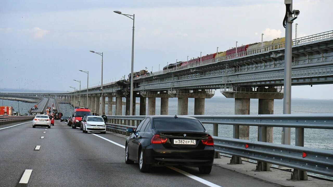 Крымский мост открыт для автомобилей. Пробки на Крымском мосту 2023. Крымский мост движение. Хуснуллин Крымский мост. Крымский мост 2022.