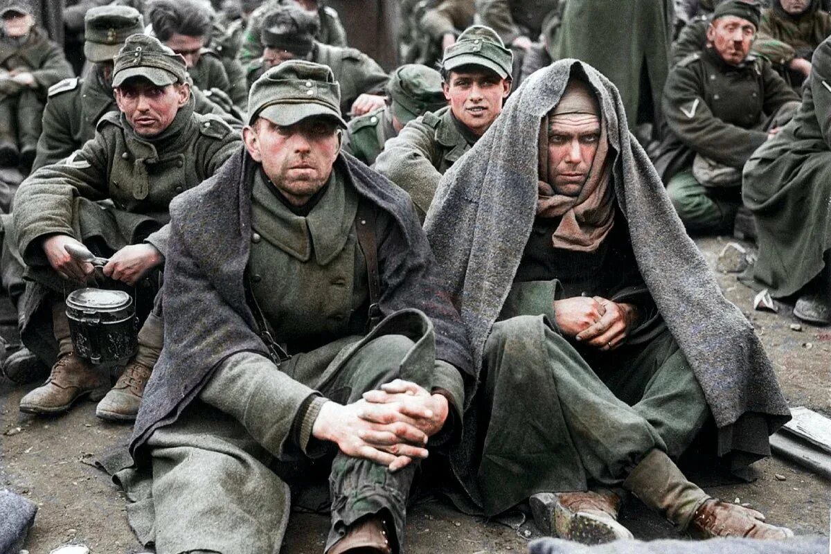 Советские военнопленные вов. Расстрел советских пленных в вов. Пленные французы 1914. Пленные второй мировой войны 1941-1945. Пленные красноармейцы женщины 1941.