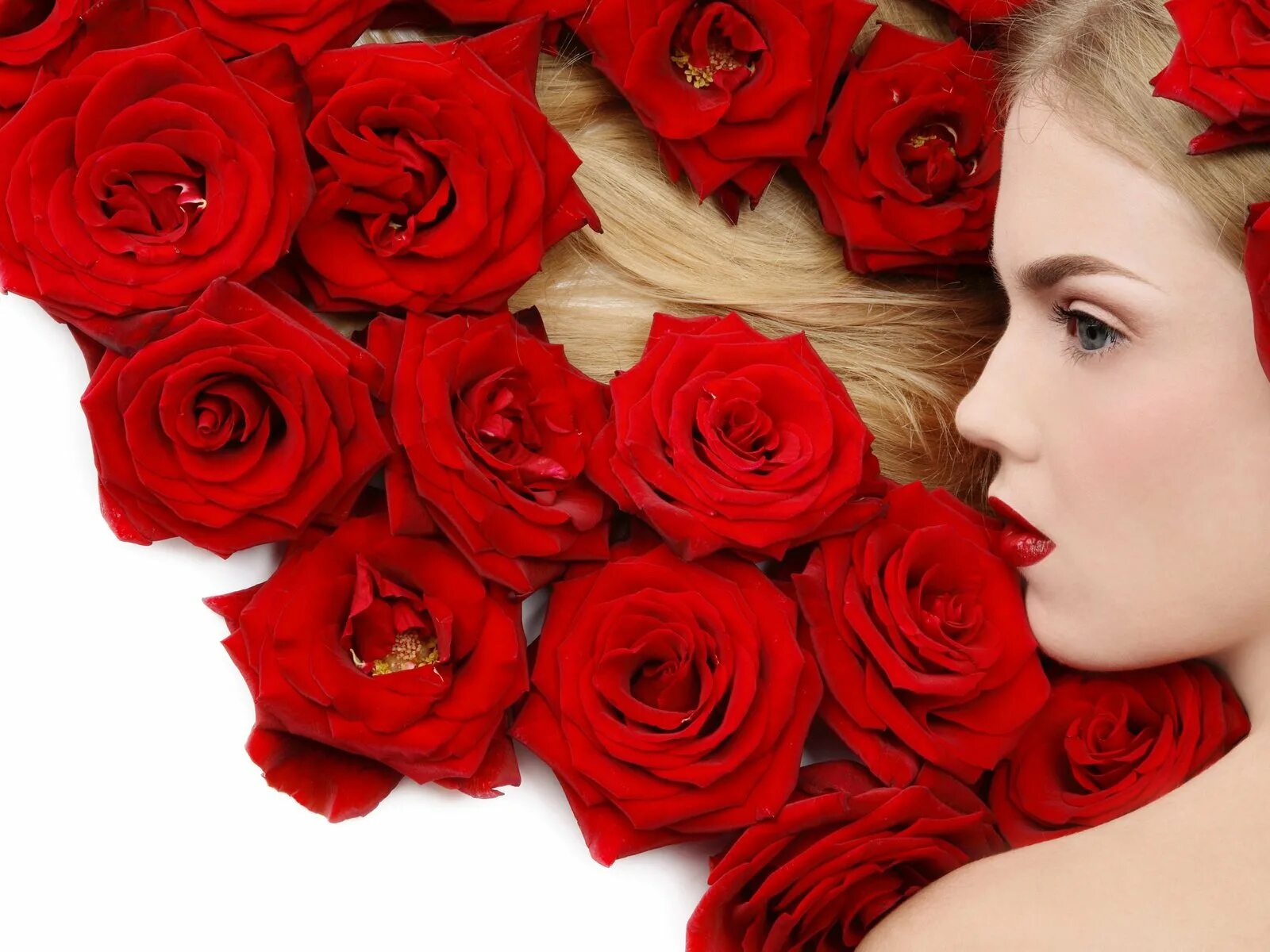 Rose blonde. Женщина с розами. Девушка с цветком. Девушка с красными розами. Красивые женские лица.