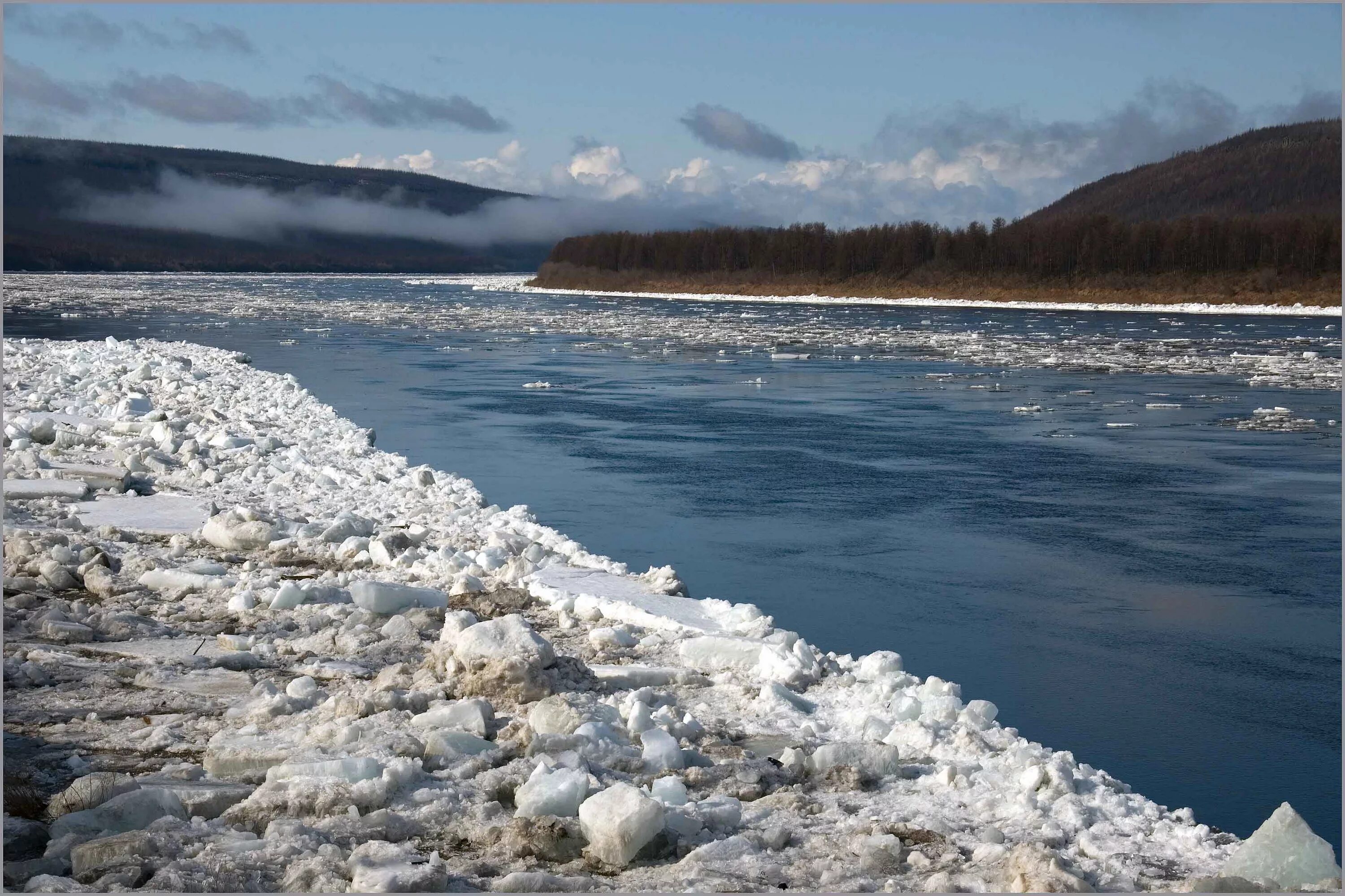 Река Лена ледостав. Ледоход на реке Лена. Река Лена Якутск. Лена возле якутска