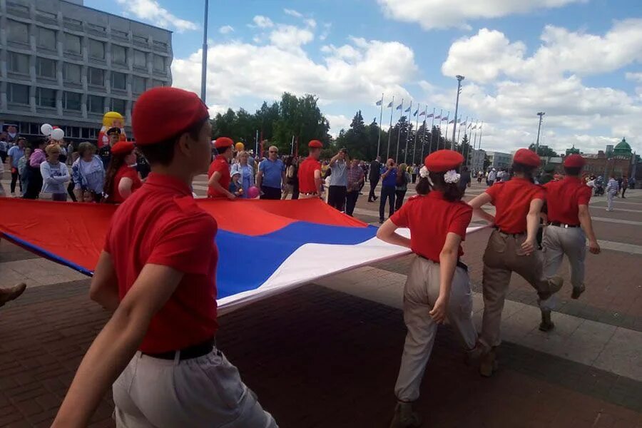 12 июня 2018. Поднятие флага России. День юнармейца. Интерактивные площадки на день России. Школьники с флагом.