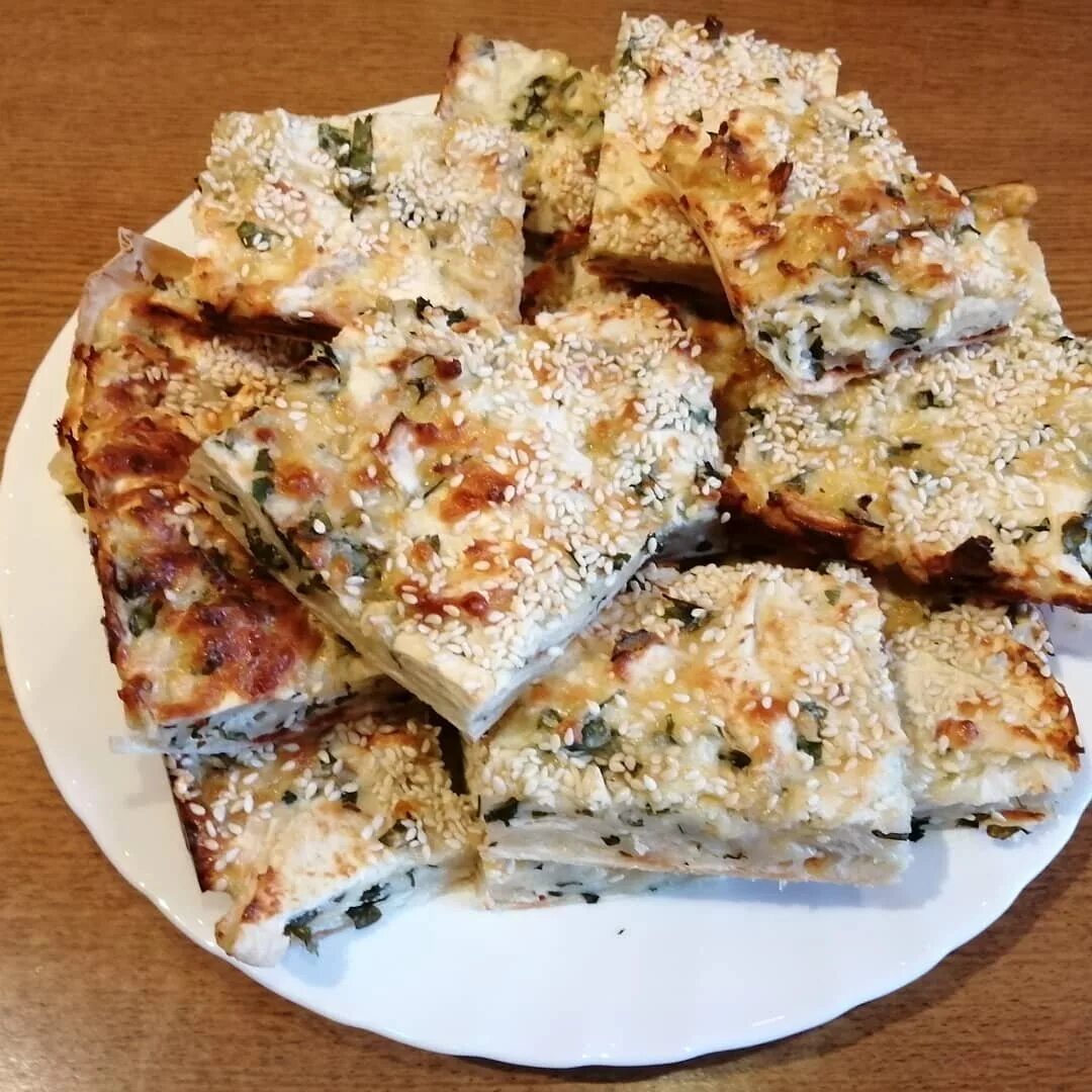 Рваный пирог из лаваша на сковороде. Вкусняшки из лаваша. выпечка лаваша. пирог из лаваша.