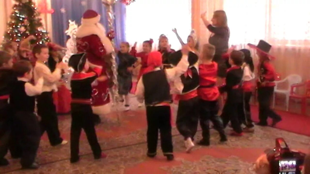 Новогодние песенки для детей средней группы. Хоровод дед мороз в зале музыкальном. Новый год дети вокруг елки. Ноты детских новогодних песен. Хоровод с дедом морозом на улице.