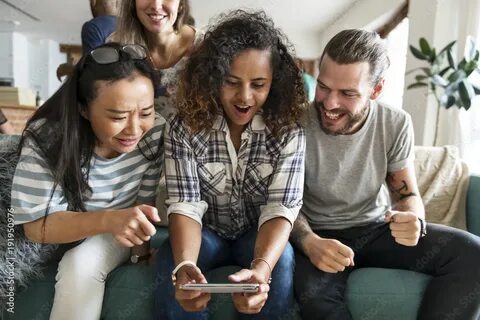 Друзья играют в телефон