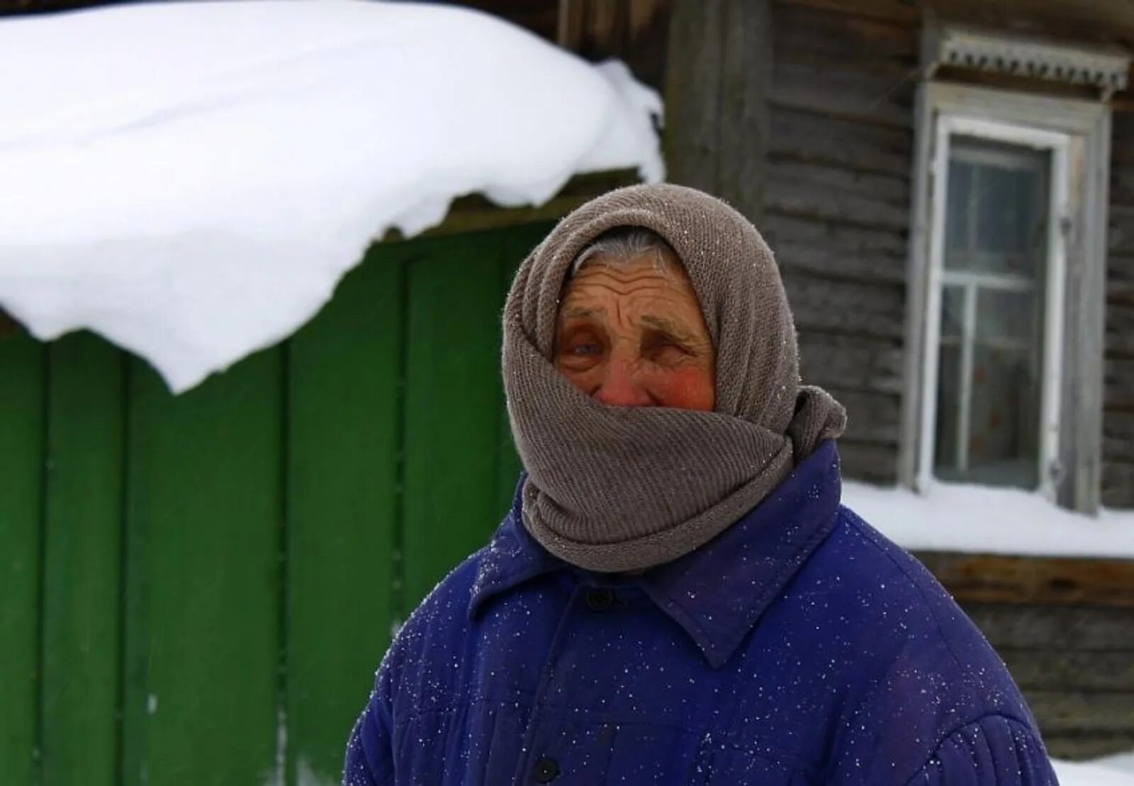 Деревенская бабушка. Бабка в деревне. Деревенские люди. Бабушка на улице зимой. Деревенская пожилая женщина