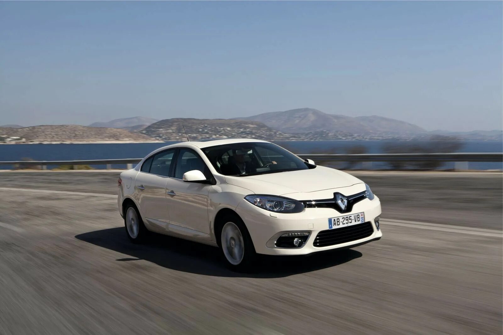 Renault fluence 1. Renault Fluence 2012. Renault Fluence 2009. Reno Fluence 1 поколение.