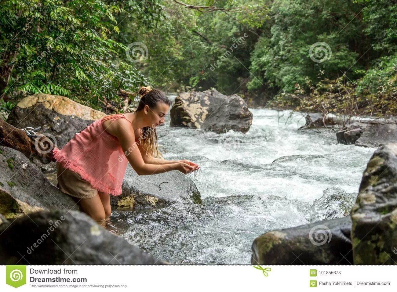 Ручей из девушки. Пить из ручья. Человек пьет из ручья. Девушка пьет воду из ручья.