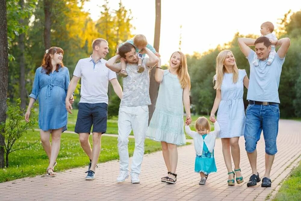 Открыли год семьи в городе. Семья на прогулке. Семейная прогулка. Семья на улице. Семья на прогулке в парке.