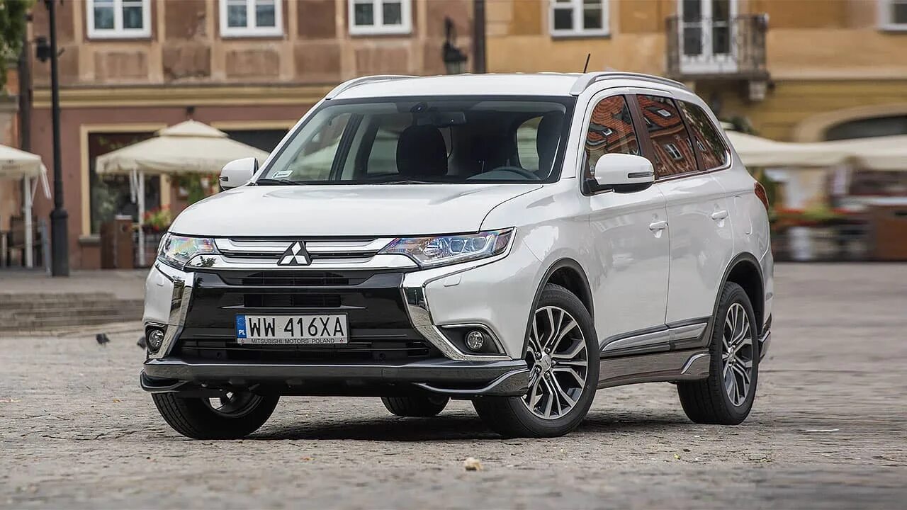 Mitsubishi outlander 4wd. Mitsubishi Outlander 2018. Мицубиси Аутлендер 2018. Митсубиси Аутлендер 2022. Митсубиси Аутлендер 2015 комплектация.