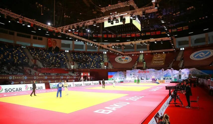 девушка в мотошлеме. Schuberth шлем sp1. мотошлем женский. мотошлем на голове. большие шлемы женщины.