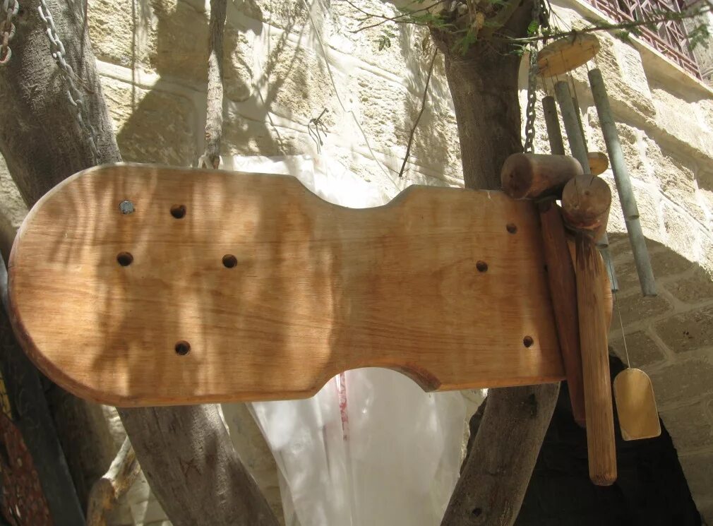 Билы музыкальный инструмент. Деревянное било. Било ударный музыкальный инструмент. Било деревянный колокол.
