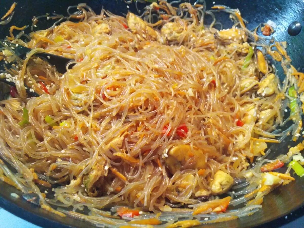 салат с фунчозой и мидиями. фунчоза с мидиями и овощами. фунчоза с мидиями. фунчоза с мидиями и овощами. фунчоза wok.