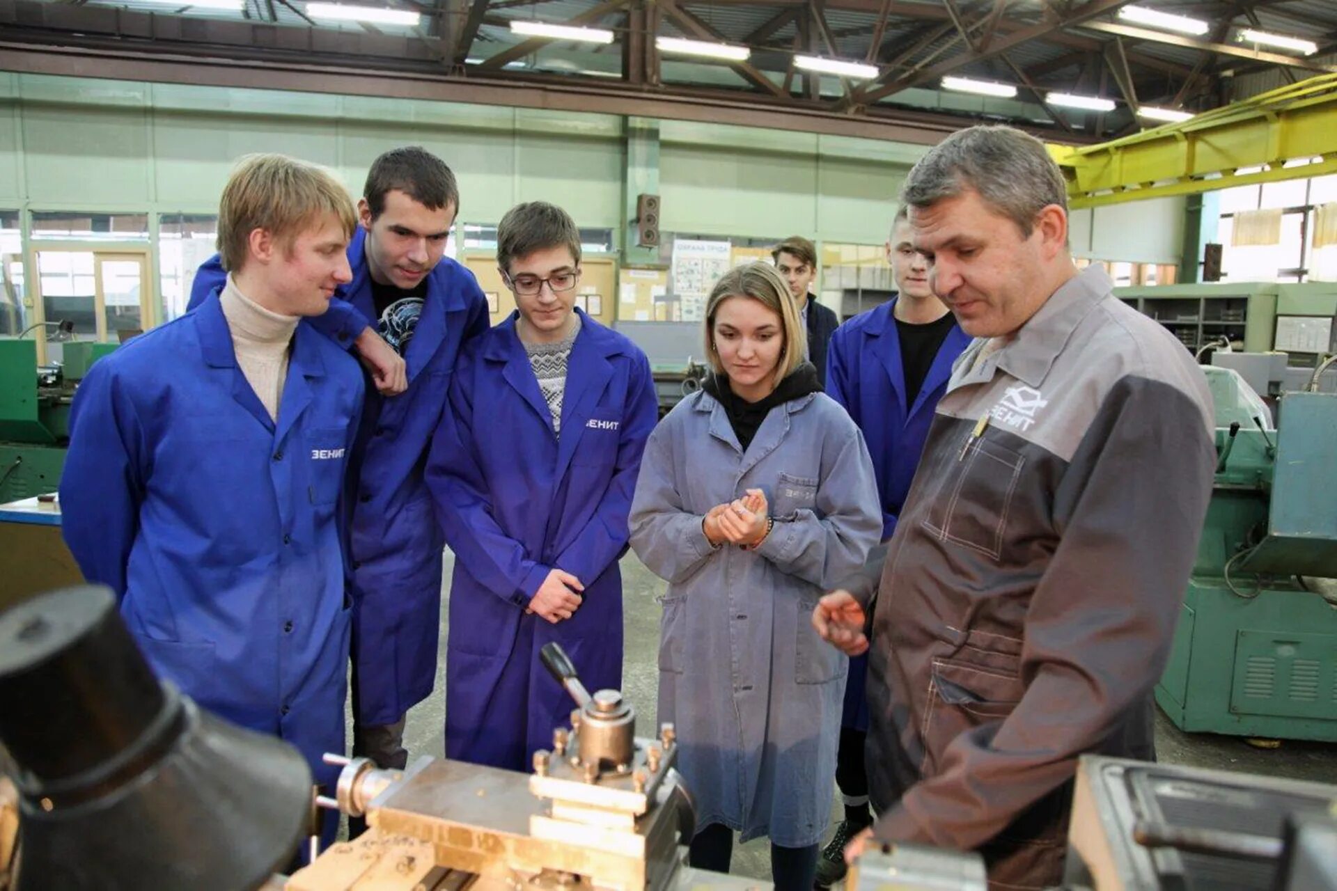 Завод Зверева Красногорск. Завод КМЗ Красногорск. Швабе КМЗ Красногорск. Оптический завод в Красногорске.